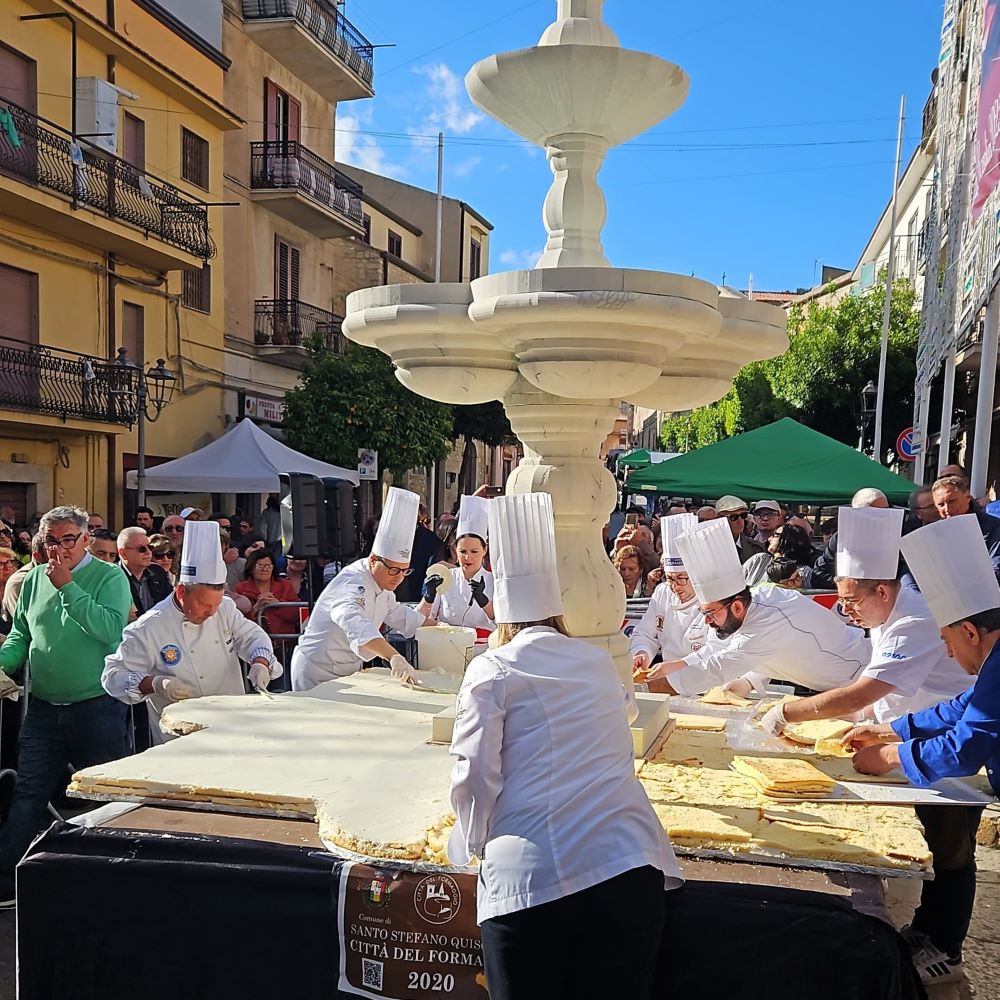 Domenica 25/05/2025, a Santo Stefano di Quisquina, una torta eccezionale di 350 kg con fontana ha deliziato la sagra dei formaggi. Protagonisti: Giovanni Mangione, Gabriella Di Carlo e i Disciples d’Auguste Escoffier.